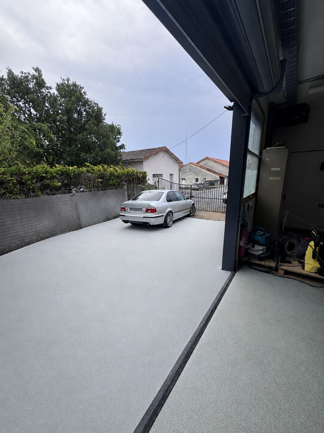Rampe en béton lisse terminée vue depuis le bâtiment